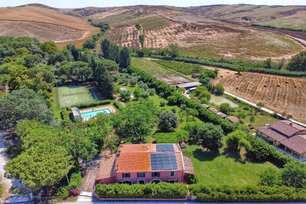 een luchtzicht op een huis met een oranje dak bij AwesHomeitaly - Villa San Martino in Croce del Magno