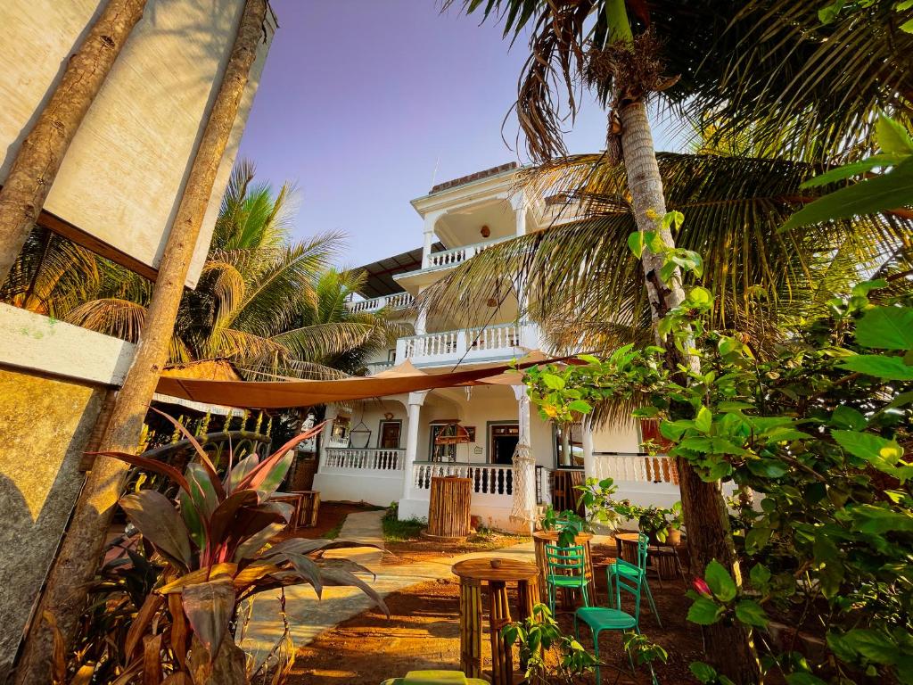 Una casa con una tabla de surf encima. en Tranquilo Arambol, en Arambol