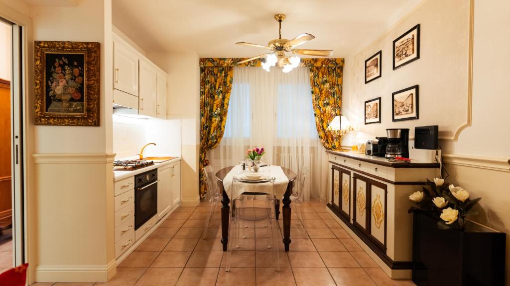 レッコにあるnew cozy apartment - city centreのテーブルとダイニングルームのあるキッチン