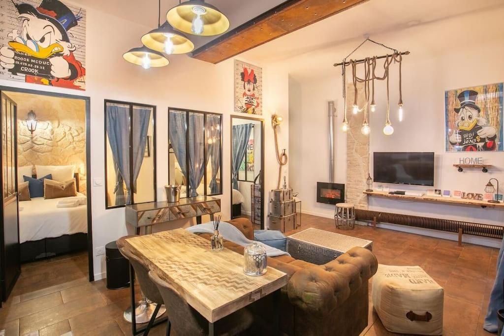 un salon avec un canapé et une table dans l'établissement P1- Wonderful Experience Near Montmatre for 4-6p, à Paris