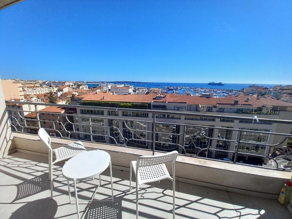 d'un balcon avec des chaises et une vue sur la ville. dans l'établissement Chenonceau, à Cannes