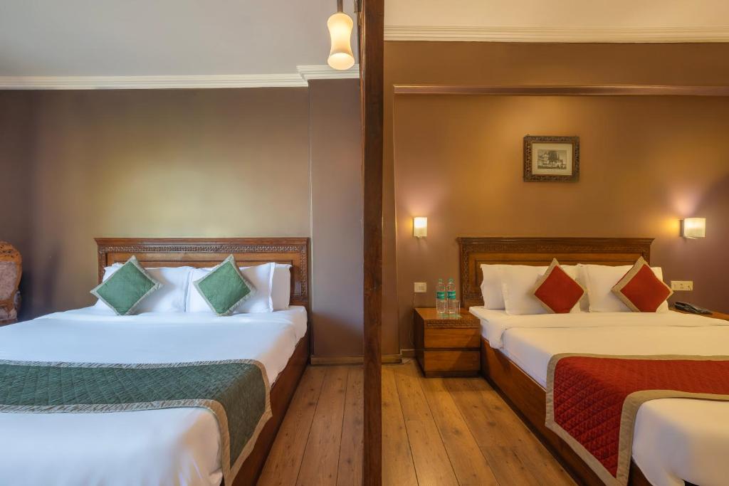 Postel nebo postele na pokoji v ubytování Wingait Inn - Hotel Near Mall Road