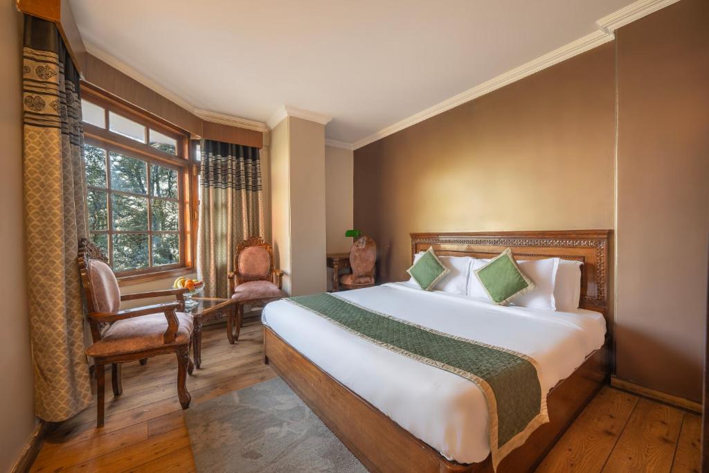 Postel nebo postele na pokoji v ubytování Wingait Inn - Hotel Near Mall Road