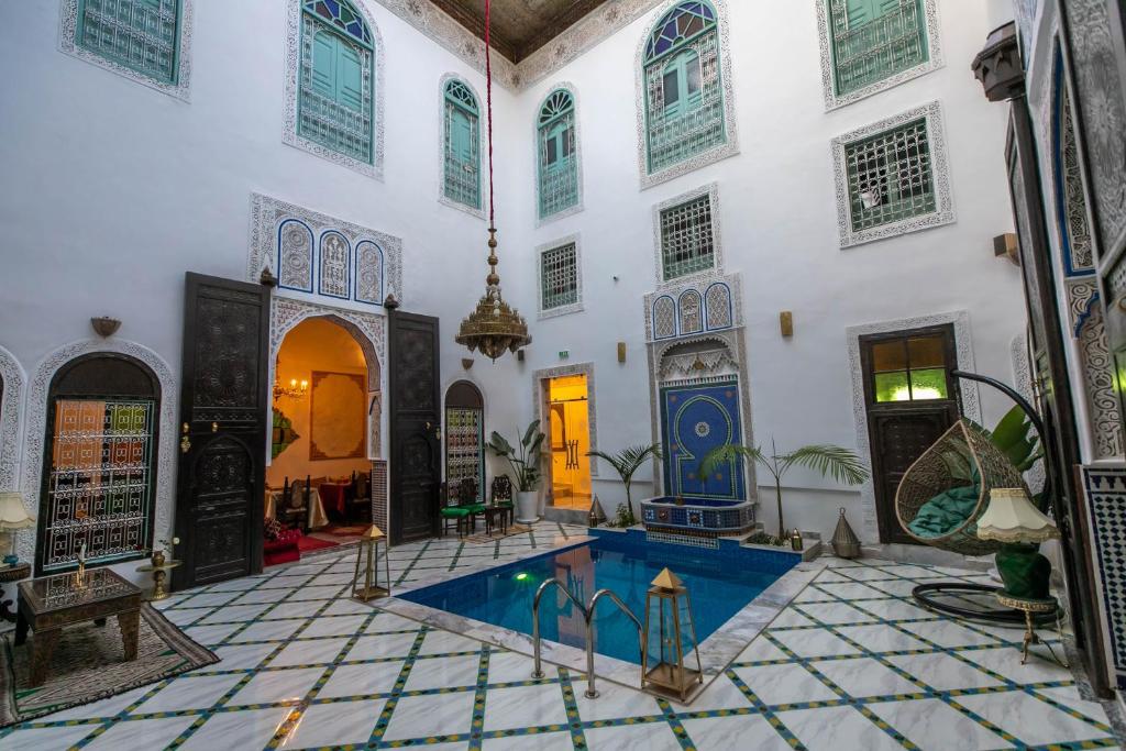 Bazén v ubytování Palais Riad Chahd Luxury nebo v jeho okolí