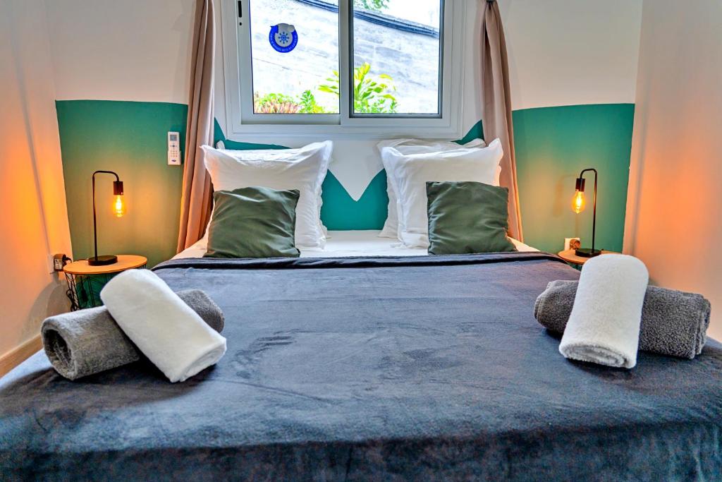 Postel nebo postele na pokoji v ubytování Villa Lanati cosy, piscine privative & vue mer