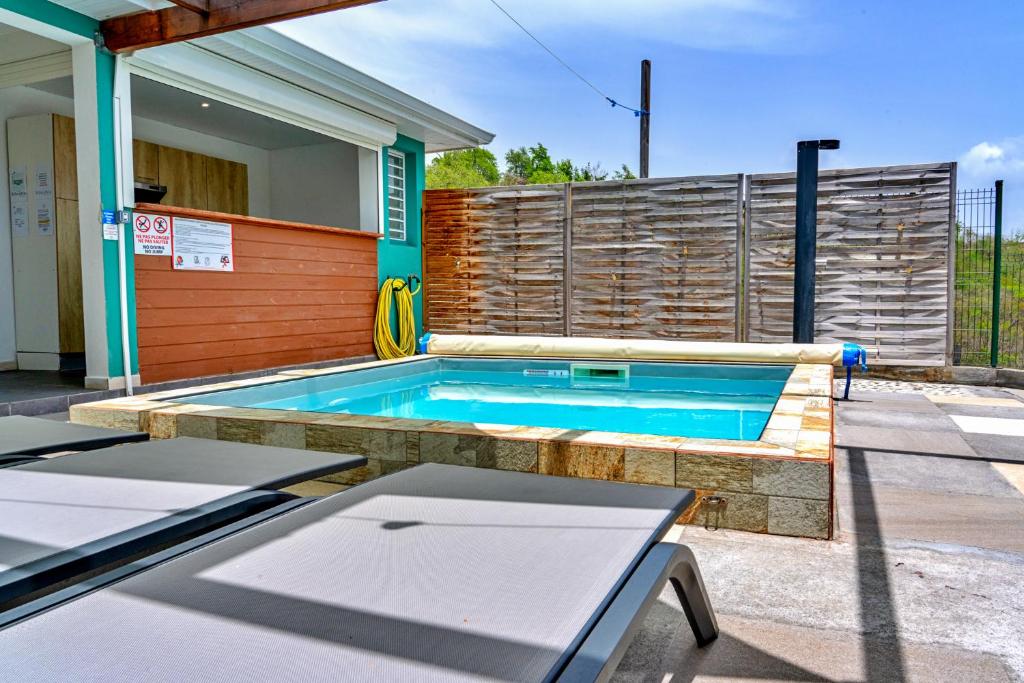 Bazén v ubytování Villa Lanati cosy, piscine privative & vue mer nebo v jeho okolí