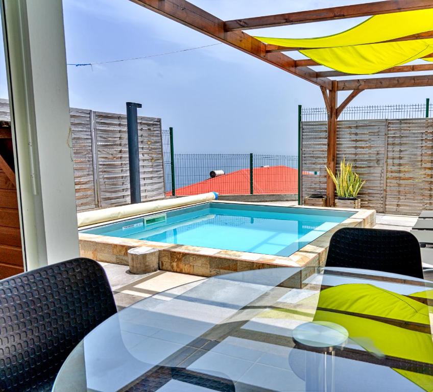 Bazén v ubytování Villa Lanati cosy, piscine privative & vue mer nebo v jeho okolí