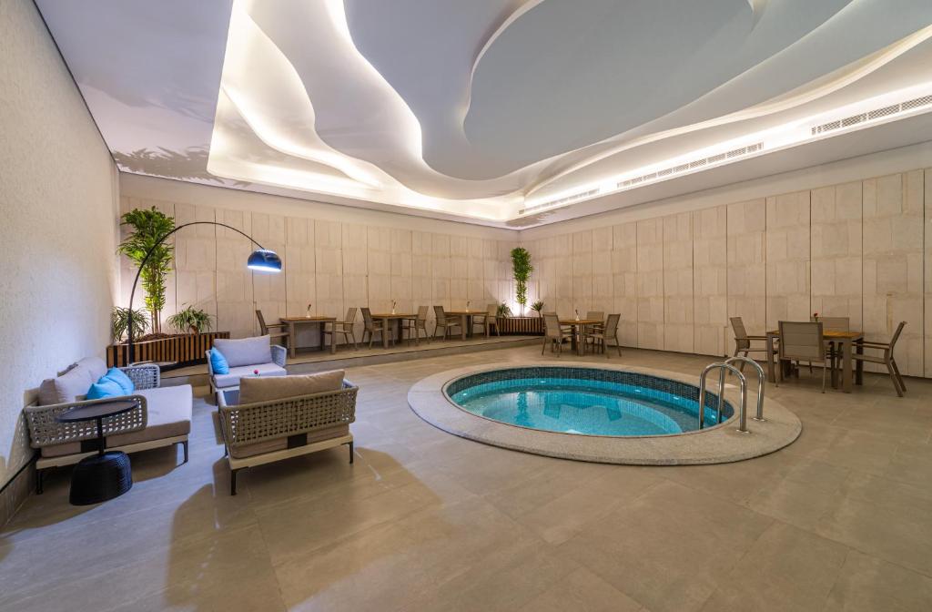 Bazén v ubytování Ewaa Express Hotel - Abha nebo v jeho okolí