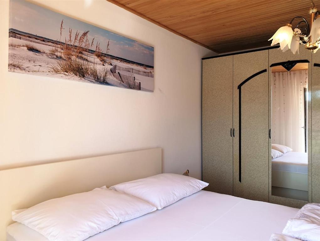 Postel nebo postele na pokoji v ubytování Apartments Nevenka K.