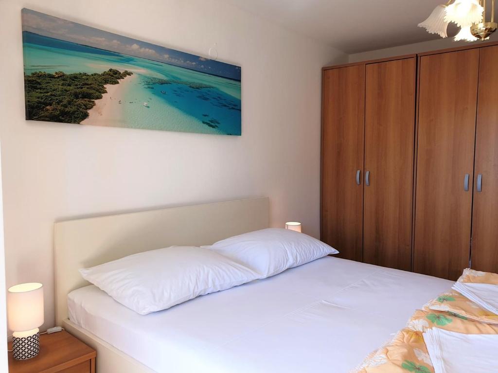 Postel nebo postele na pokoji v ubytování Apartments Nevenka K.