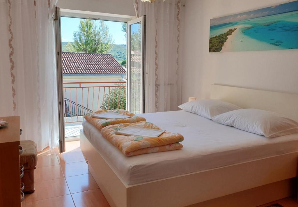 Postel nebo postele na pokoji v ubytování Apartments Nevenka K.