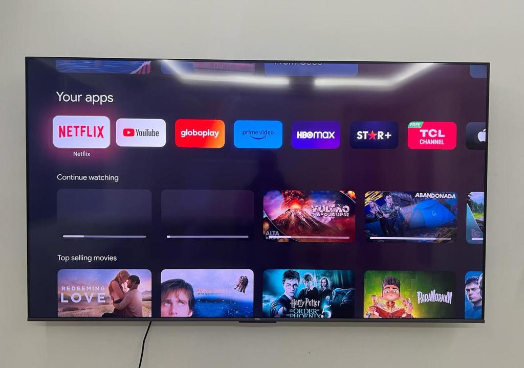 a television screen with many differentvideos andanimations at Próx Arpt Confins, 15MIN BH Centro, Cid Galo , Mega Space in Vespasiano