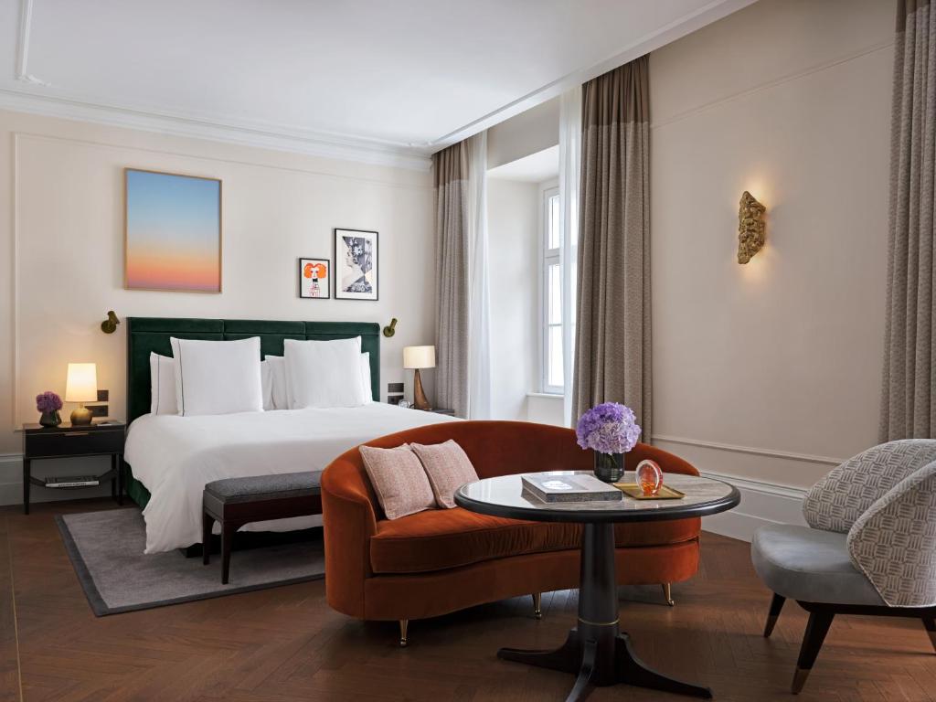una camera d'albergo con letto, divano e tavolo di Rosewood Vienna a Vienna
