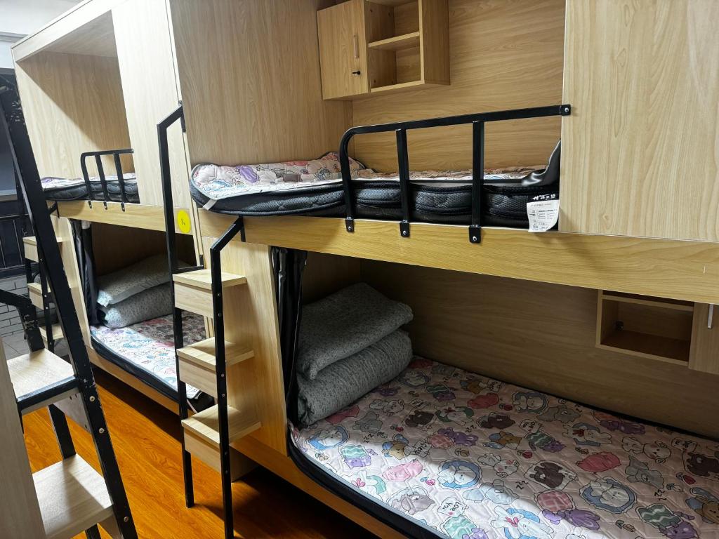 Palanda nebo palandy na pokoji v ubytování Lazy Way Mimi Youth Hostel