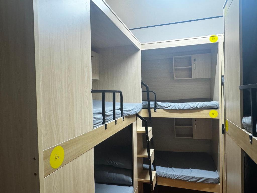 Palanda nebo palandy na pokoji v ubytování Lazy Way Mimi Youth Hostel