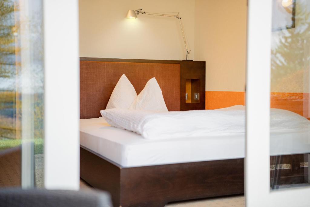 Postel nebo postele na pokoji v ubytování Hotel Bad Ramsach