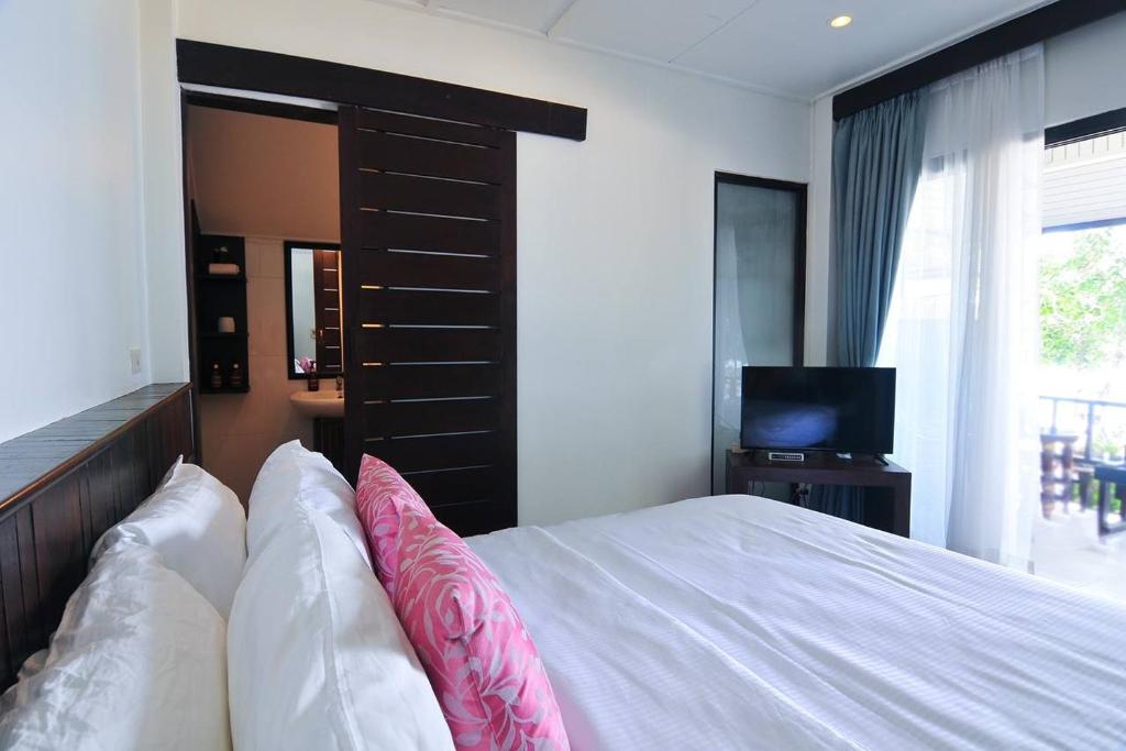 Postel nebo postele na pokoji v ubytování Palm Resort Krabi
