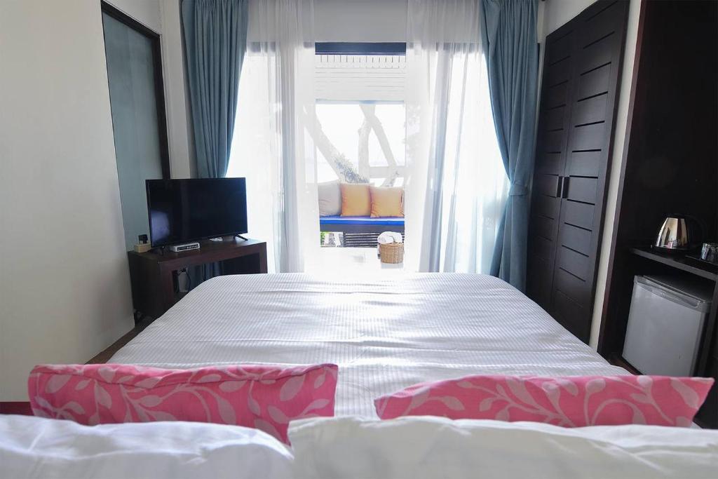 Postel nebo postele na pokoji v ubytování Palm Resort Krabi