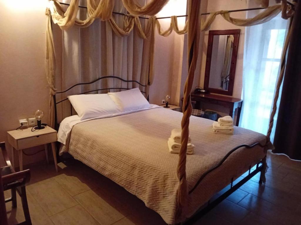 Postel nebo postele na pokoji v ubytování Το Πανδοχείο Της Παυλιανης