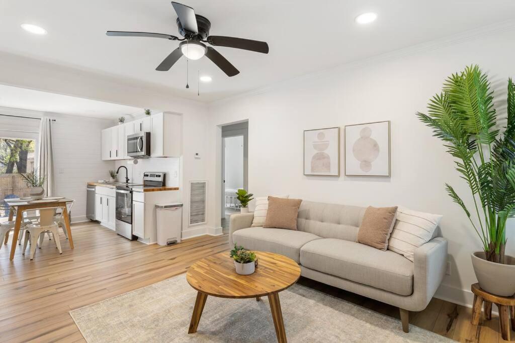 チャールストンにあるSouthern Charm with Hot Tub 10 min from Downtown!のソファとテーブルのあるリビングルーム