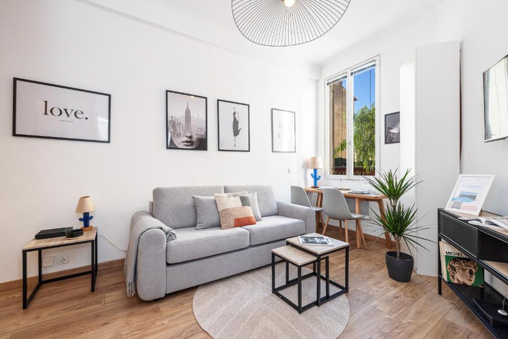 un salon avec un canapé et une table dans l'établissement 1 GAUTIER 101 - Joli studio equipe - Quartier du Port, à Nice