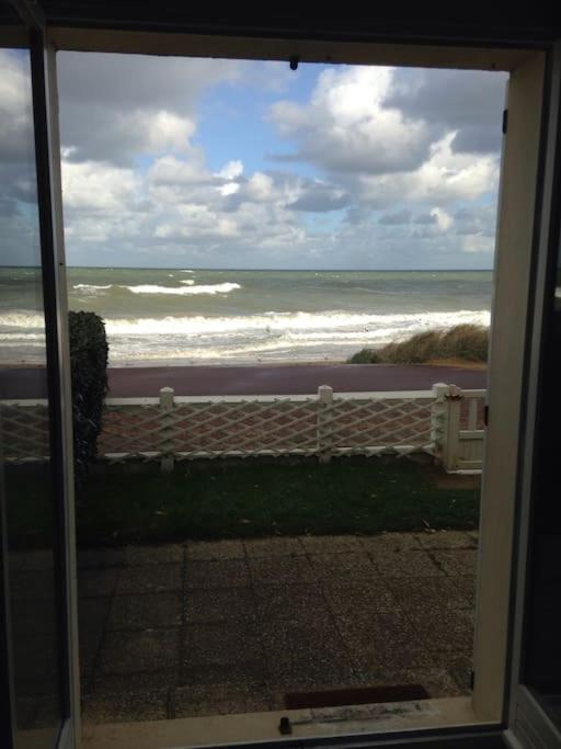 une vue sur l'océan depuis une fenêtre dans l'établissement F2 et JARDINET FACE ET ACCES DIRECT MER, à Bernières-sur-Mer