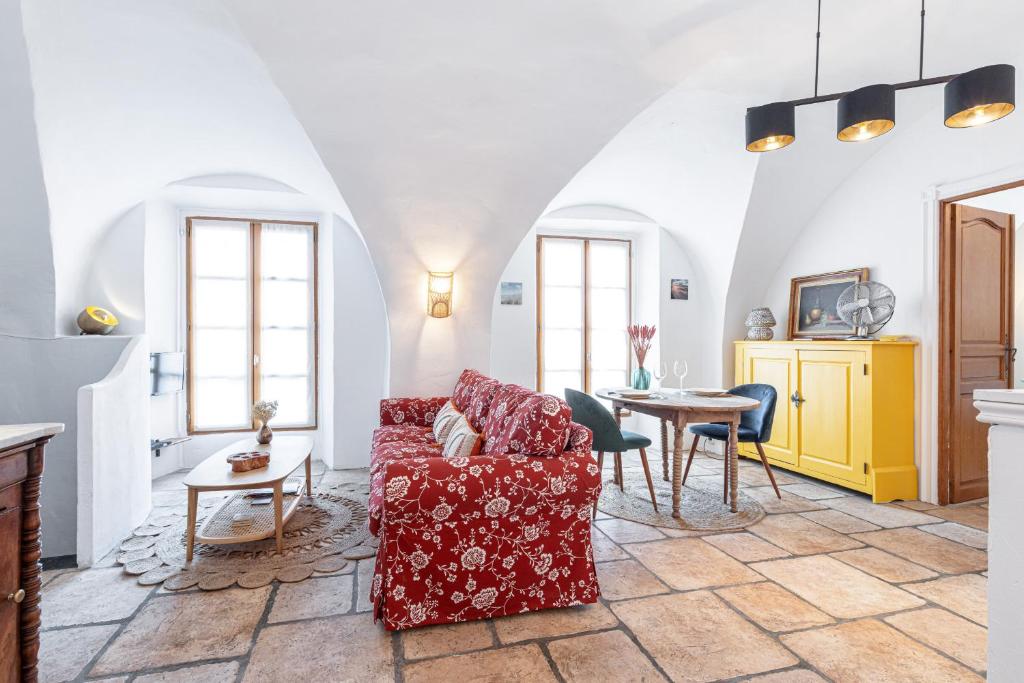 un salon avec un canapé et une table dans l'établissement 1 SALEYA LOT 2 - Au coeur du Vieux Nice - 1min de la Plage, à Nice