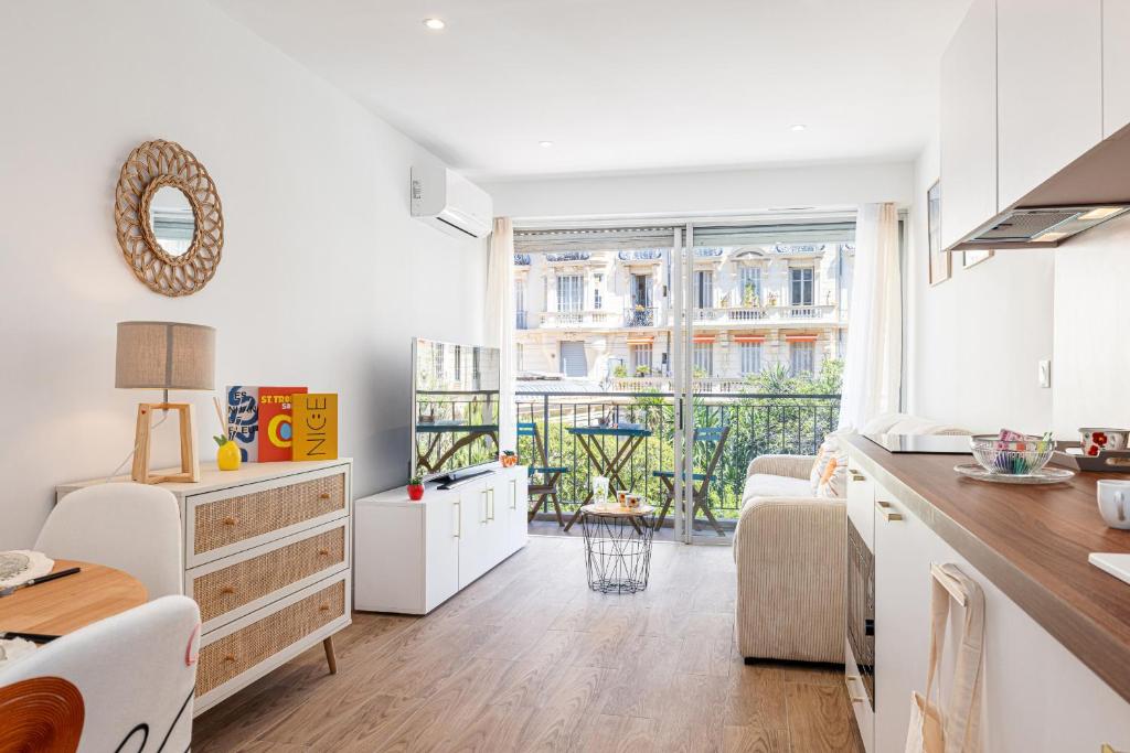 une cuisine et un salon avec une grande fenêtre dans l'établissement 10 ORANGERS - Magnifique studio climatise - Les Clementines, à Nice