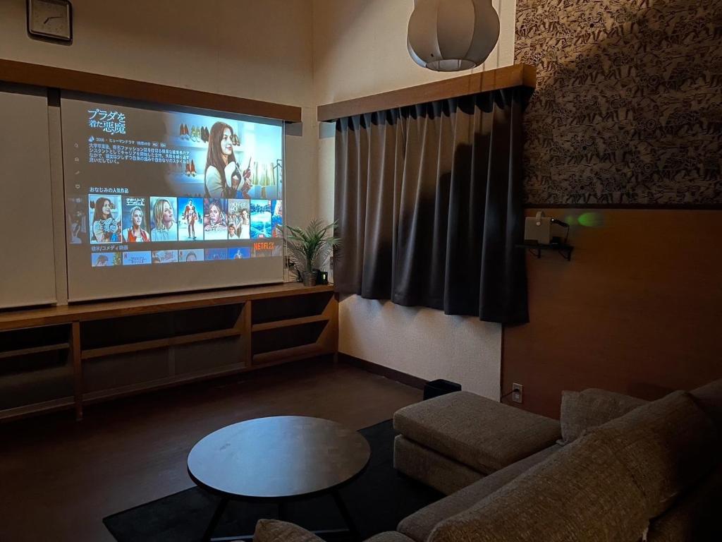 TV a/nebo společenská místnost v ubytování シュネール北軽井沢