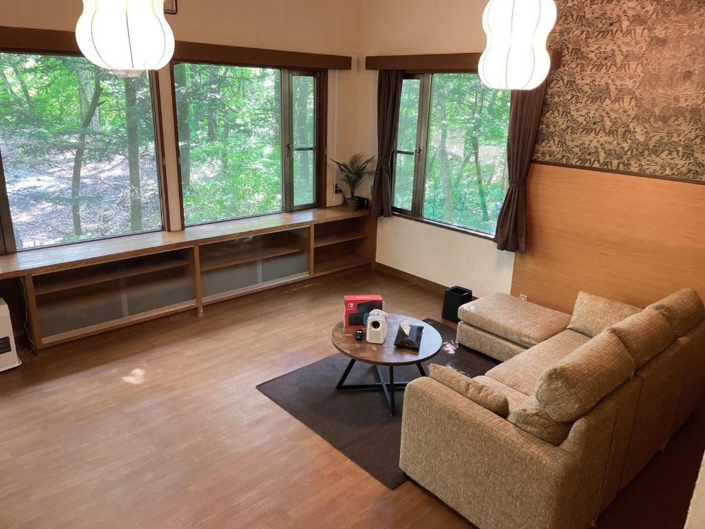 Posezení v ubytování シュネール北軽井沢