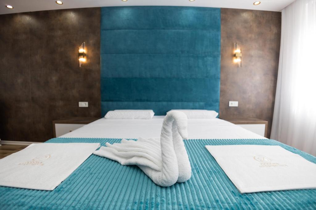 Postel nebo postele na pokoji v ubytování Dodona ApartHotel in Prishtina
