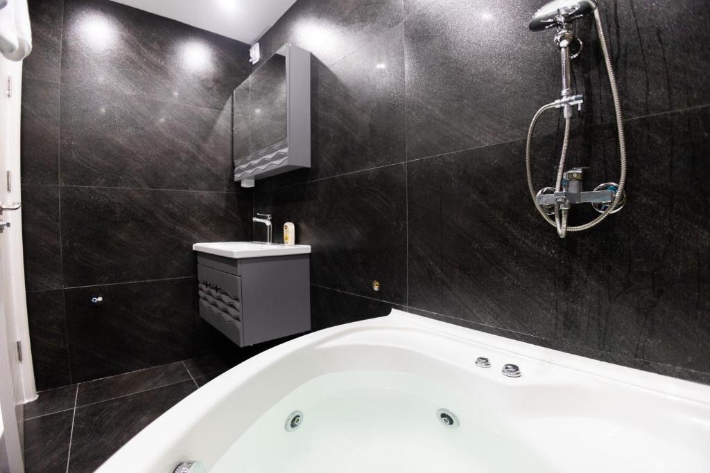 Koupelna v ubytování Dodona ApartHotel in Prishtina