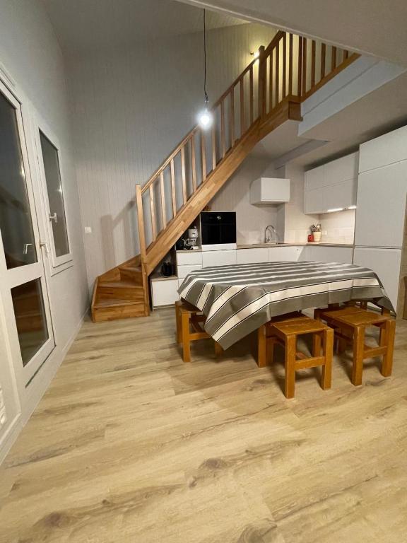 Cette grande chambre dispose d'un lit et d'un escalier. dans l'établissement Le Bastion, à Landry