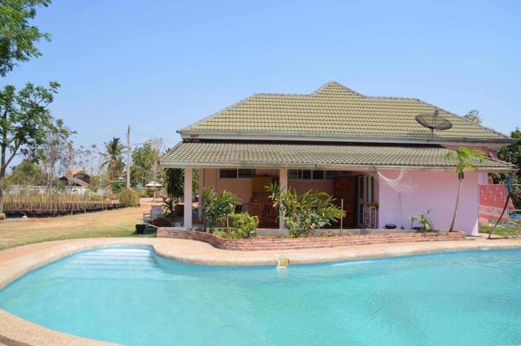 Bazén v ubytování Chambre d'hôte chez Pat - Thailande authentique nebo v jeho okolí