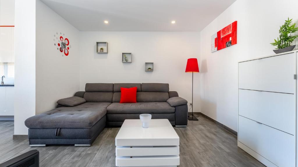 Red Velvet 1 BDR Flat With Balcony by LovelyStay