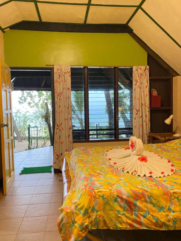 Postel nebo postele na pokoji v ubytování Ravenala Beach Bungalows