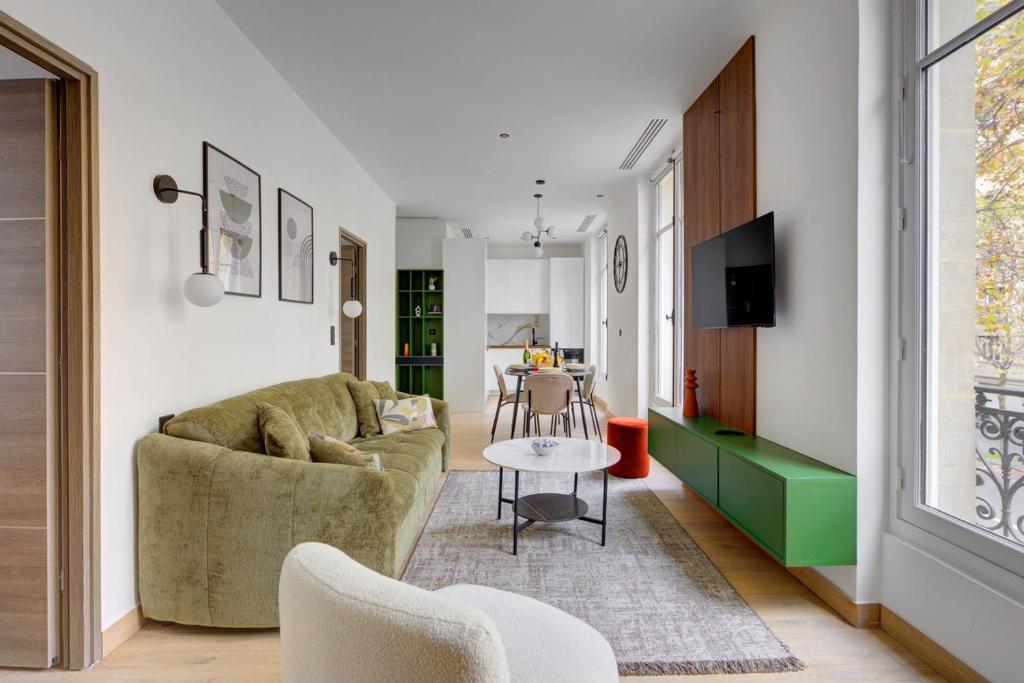 un salon avec un canapé et une table dans l'établissement Bluestay 290 - Superbe appartement à Paris 17, à Paris