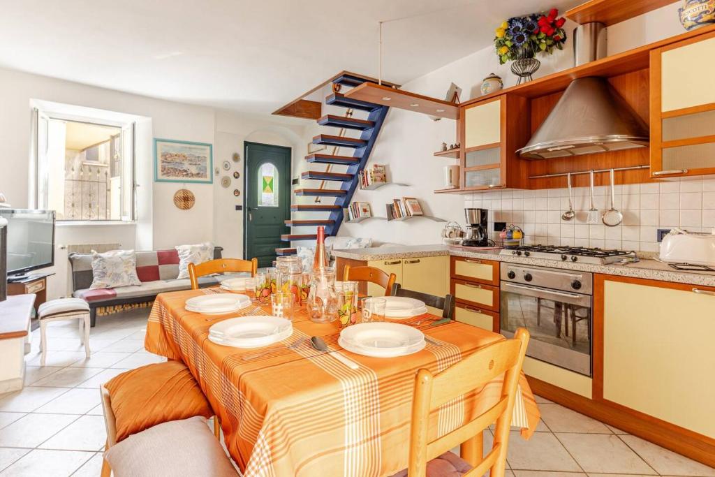 Kuchyňa alebo kuchynka v ubytovaní LE SOLEIL DOREE' MAISON Wi-Fi VACATIONS LERICI 5 TERRE