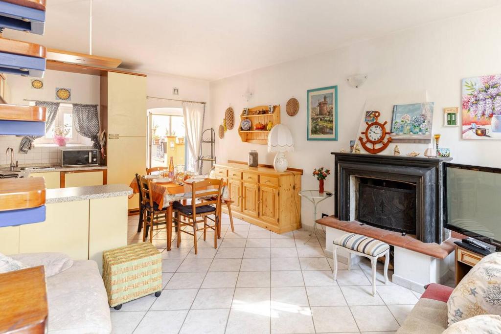 Kuchyňa alebo kuchynka v ubytovaní LE SOLEIL DOREE' MAISON Wi-Fi VACATIONS LERICI 5 TERRE