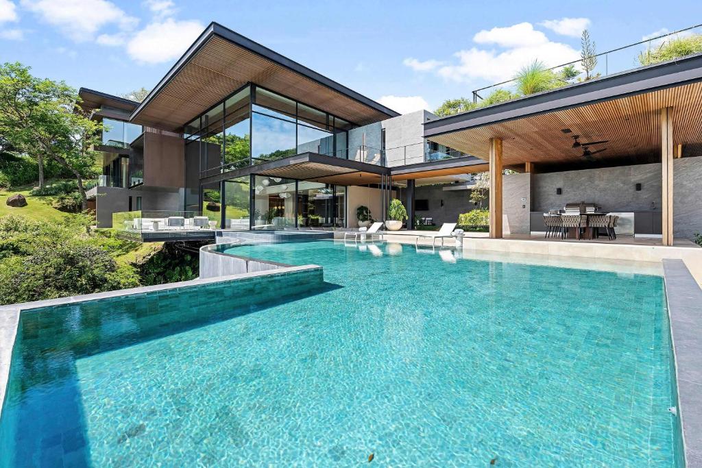 een groot zwembad voor een huis bij Luxurious Villa in Papagayo in Nacascolo