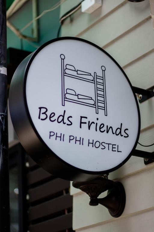 Certifikat, nagrada, znak ali drug dokument, ki je prikazan v nastanitvi Beds Friends Phi Phi Hostel - Party Hostel