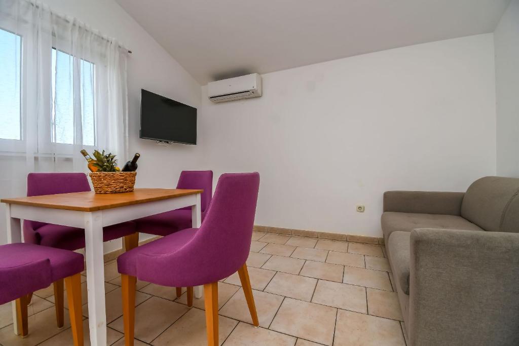 TV a/nebo společenská místnost v ubytování Apartments Tina