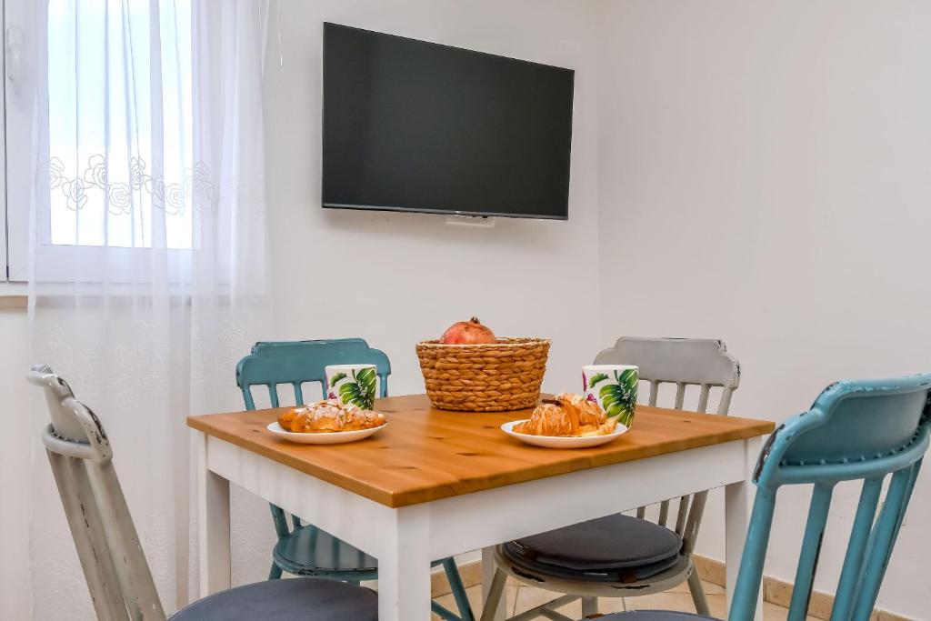 TV a/nebo společenská místnost v ubytování Apartments Tina