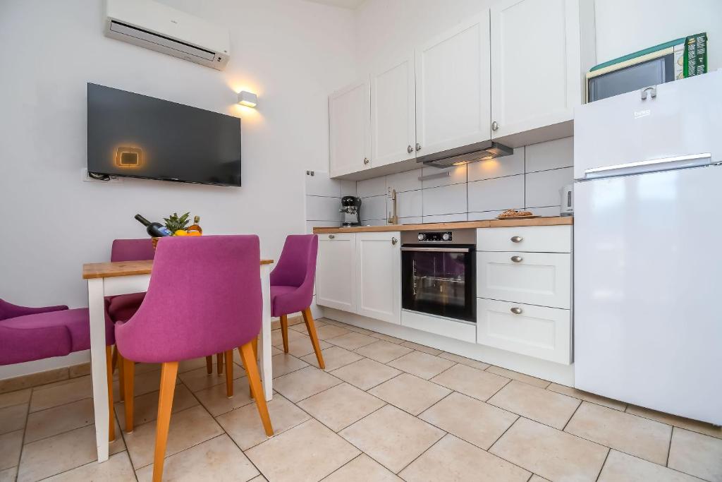 Kuchyň nebo kuchyňský kout v ubytování Apartments Tina
