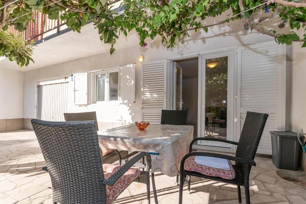 Patio alebo iná vonkajšia časť ubytovania Apartment Tom