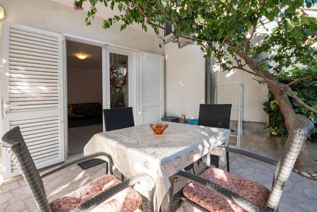 Patio alebo iná vonkajšia časť ubytovania Apartment Tom
