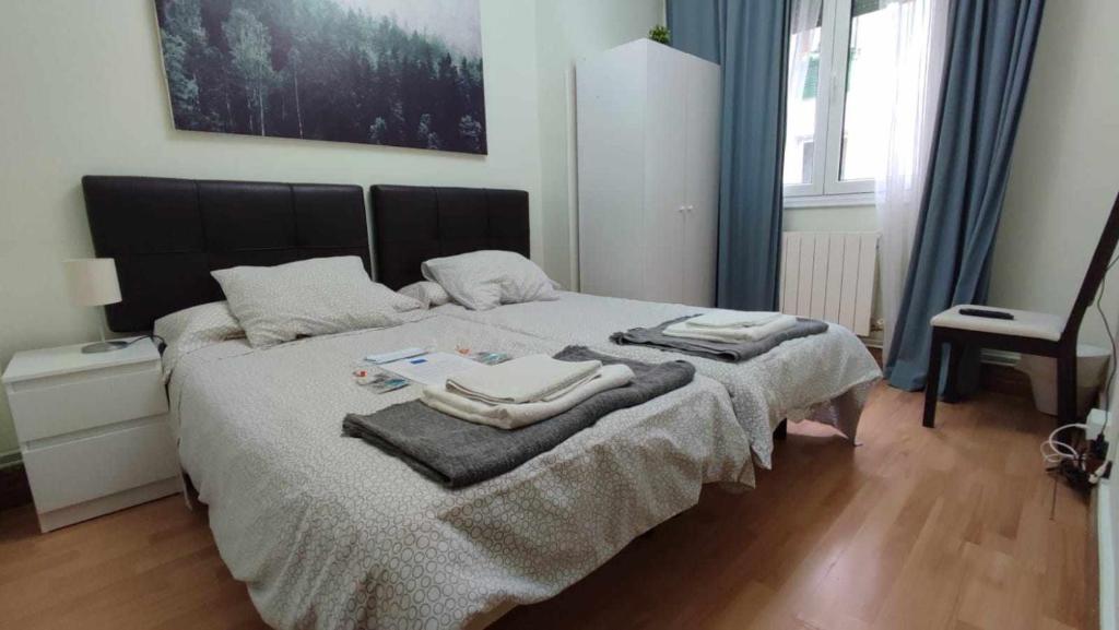 A bed or beds in a room at FlipHouse Rooms Pensión