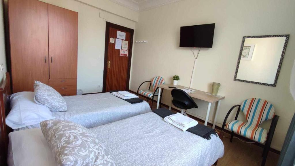 A bed or beds in a room at FlipHouse Rooms Pensión
