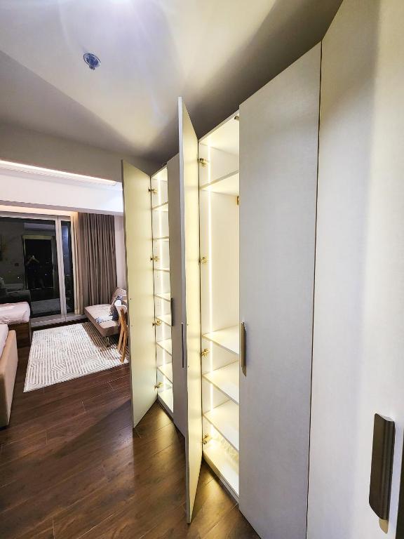 Postel nebo postele na pokoji v ubytování 1 Bedroom Apartment in Aeon Towers I City Views I Free Wi-fi, Gym and Pool