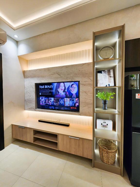TV a/nebo společenská místnost v ubytování 1 Bedroom Apartment in Aeon Towers I City Views I Free Wi-fi, Gym and Pool